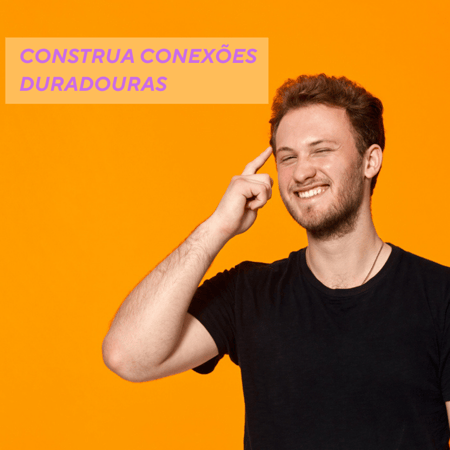 homem sorrindo com dedo na cabeça