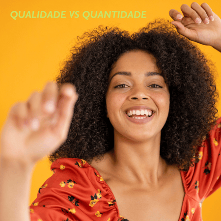 Mulher com escrito Qualidade Vs Quantidade