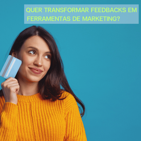mulher com cartão de crédito na mão