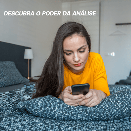 Mulher sobre uma cama lendo o celular