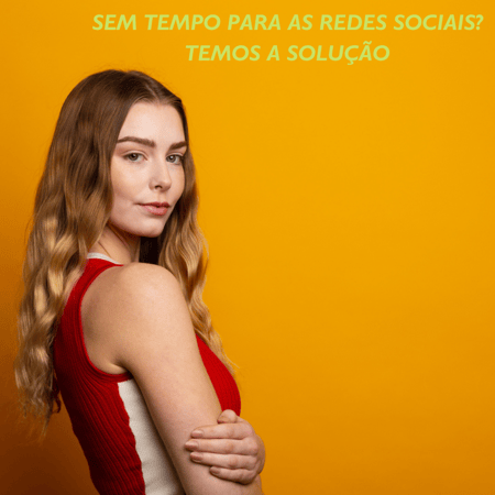 Mulher de lado com mensagem de redes sociais ao fundo