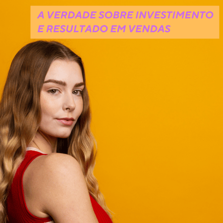 Mulher olhando de lado com fundo laranja