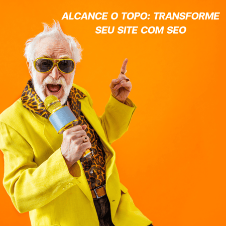 senhor sorrindo com fundo laranja