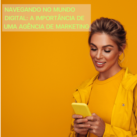 Mulher de amarelo sorrindo e usando o celular