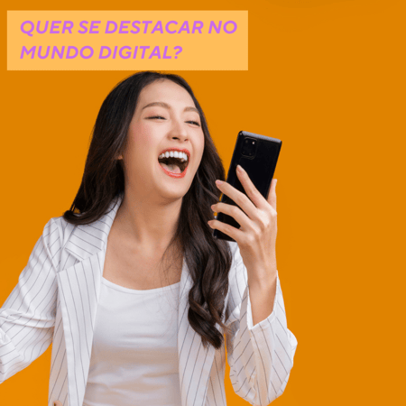 mulher sorrindo exageradamente olhando para o celular