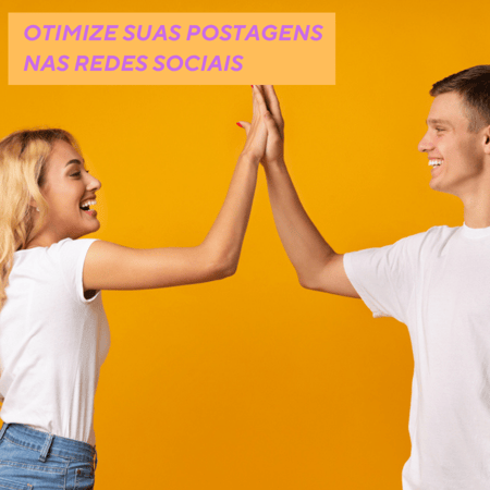 Um homem e uma mulher de cumprimentando do High Five