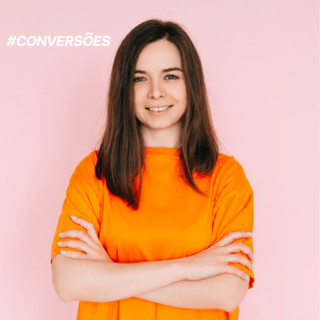 Mulher com escrito conversões ao fundo