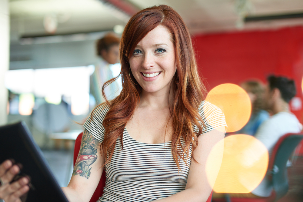 mulher bonita sorrindo em um escritório