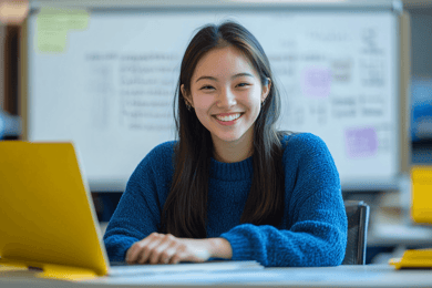 mulher de moletom azul em ambiente de trabalho