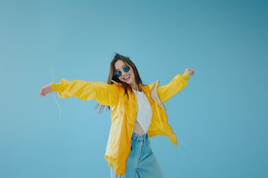 mulher braço aberto