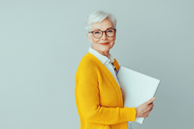 senhora de óculos e notebook