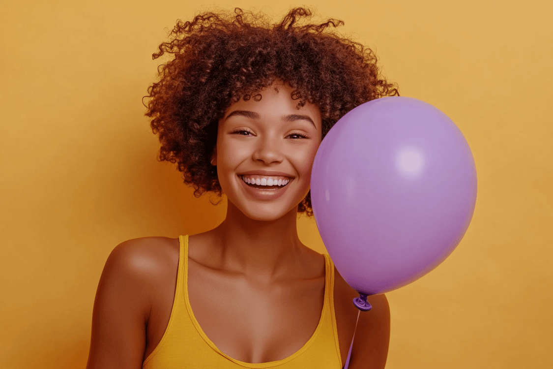 menina de regata amarela e bexiga roxa