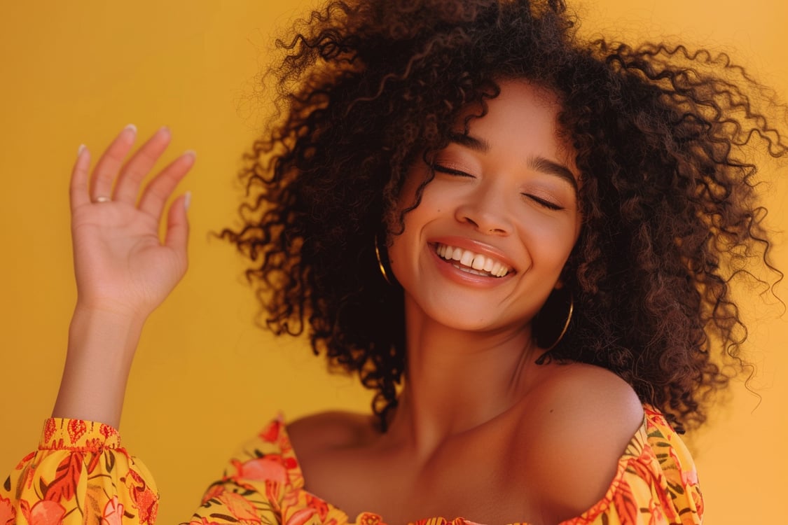 mulher alegre sorrindo