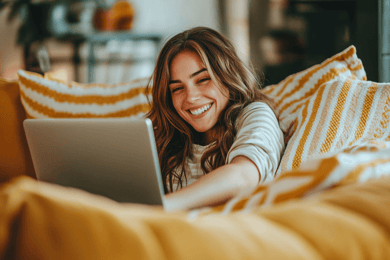 Mulher em um sofá com notebook