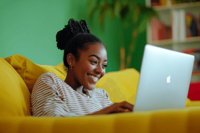 mulher feliz no sofá trabalhando
