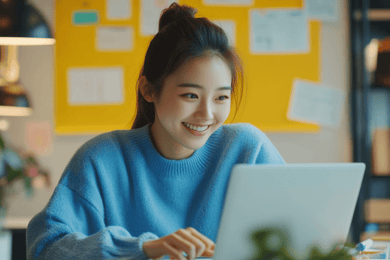 mulher trabalhando alegre no escritório