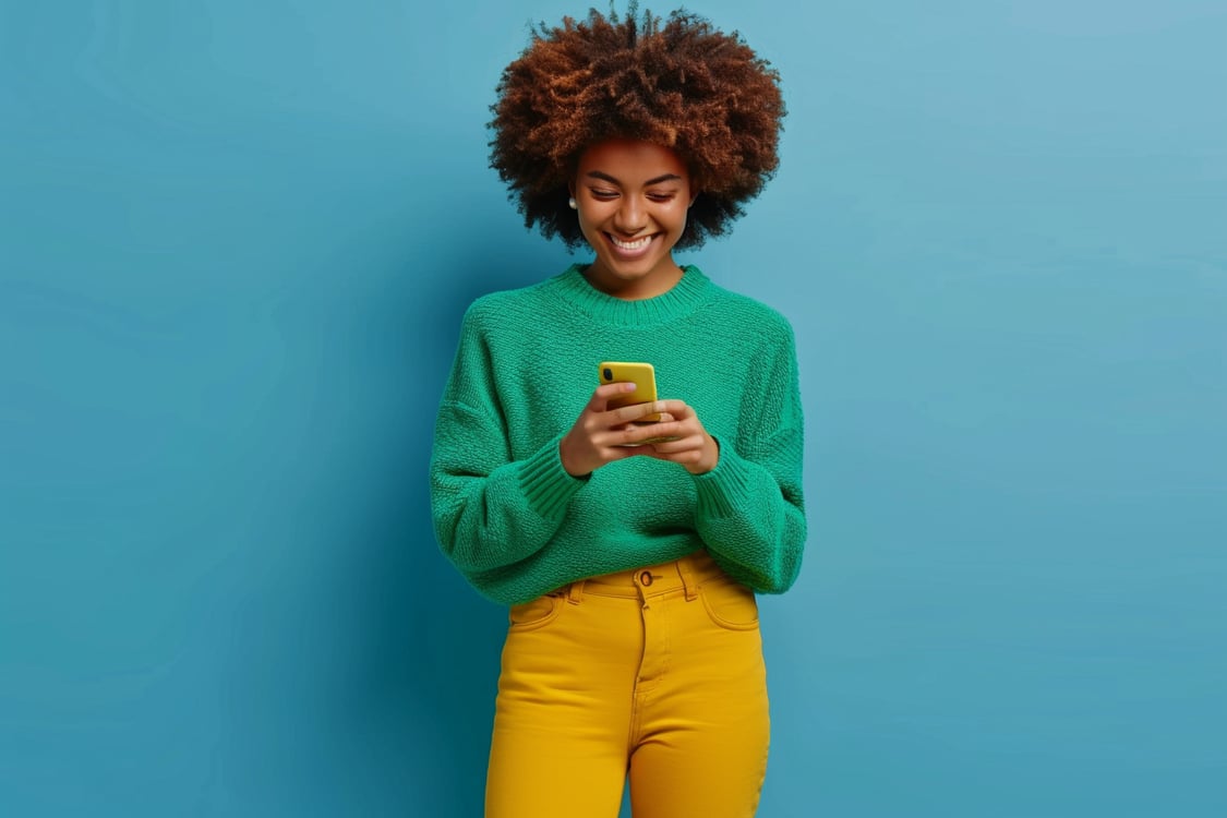 menina rindo e usando o celular