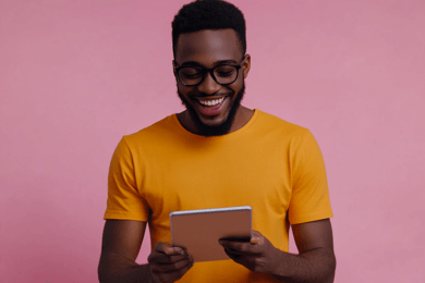 homem alegre vendo tablet