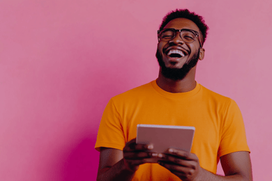 homem usando tablet alegre