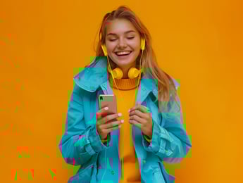 loira feliz vendo celular