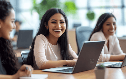 mulher na sala do escritório com notebook