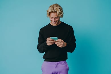 homem de preto com celular na mão