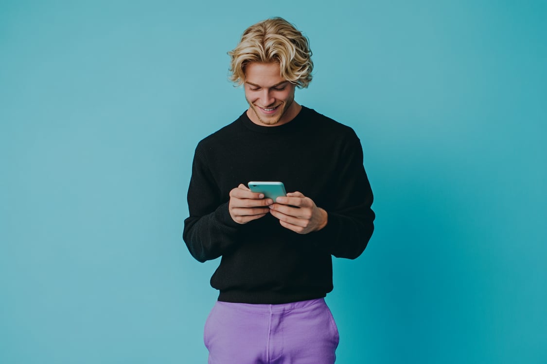 homem de preto com celular na mão