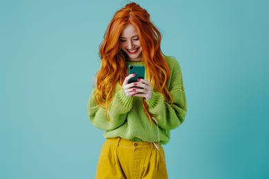 mulher segurando celular e sorrindo