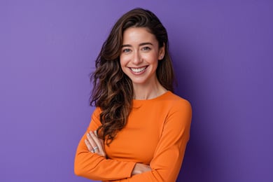 mulher feliz de laranja