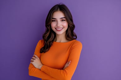 menina de laranja com braços cruzados