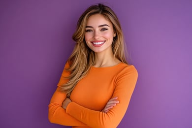 mulher de laranja sorrindo