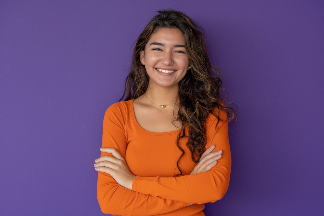 menina alegre de laranja no fundo roxo