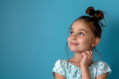 menina alegre olhando pra cima