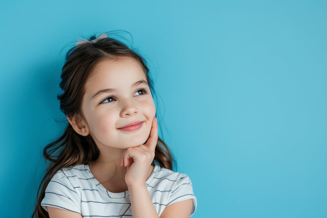 menina sorrindo e pensativa