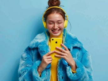menina de amarelo com jaqueta azul