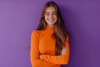 menina de blusa laranja de frio