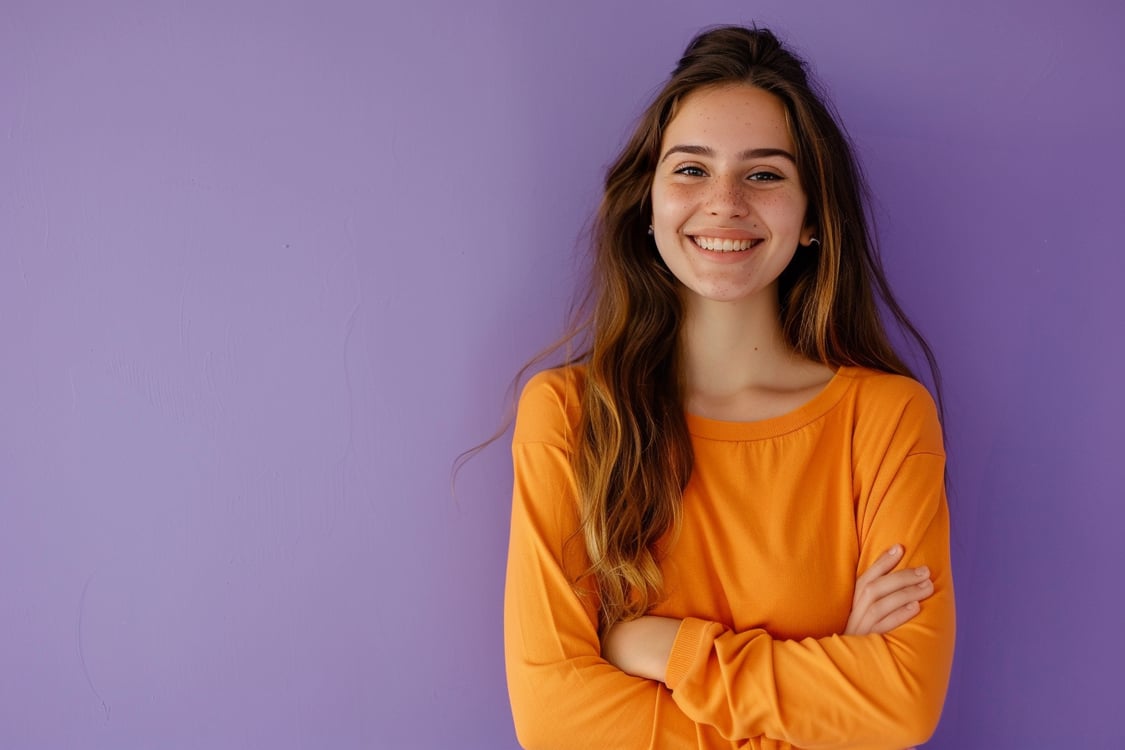 menina de laranja no fundo roxo