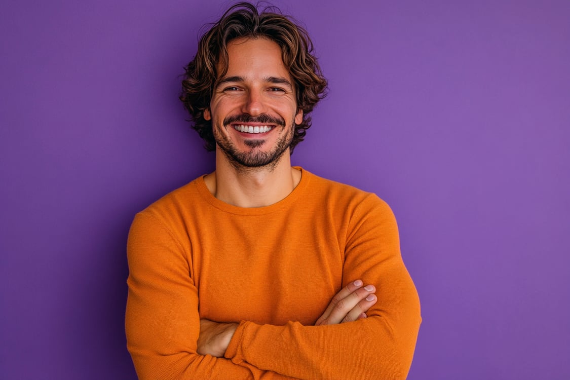 homem de laranja sorrindo
