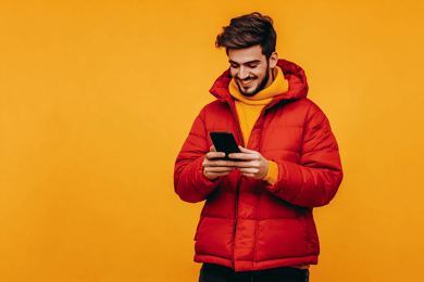 homem com jaqueta vermelha