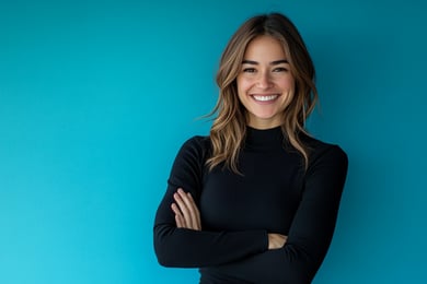 mulher sorrindo no fundo azul
