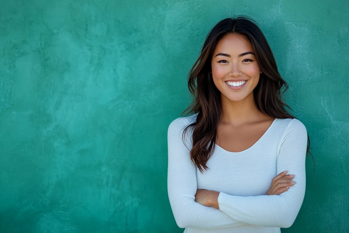 japonesa de braços cruzados