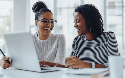 duas mulheres conversando no escritório