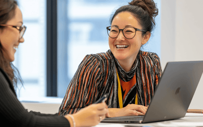 mulher com roupa social e óculos