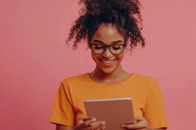 mulher com tablet rosa na mão