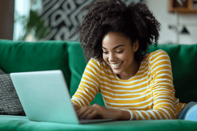 mulher de blusa amarela mexendo no notebook