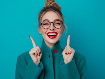 menina de batom vermelho e sorrindo