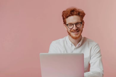 homem trabalhando com notebook