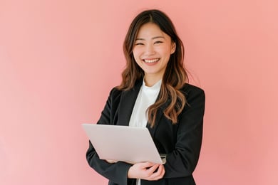 jovem sorrindo com notebook nos braços