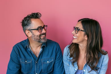 casal de jeans no fundo rosa