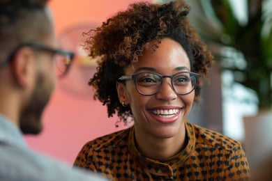 mulher sorrindo no ambiente corporativo 